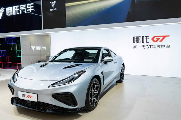 成都37哪吒汽车在智能汽车领域的表现，领途汽车在新能源汽车市场中的影响力